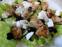 Салат с курицей в греческом стиле