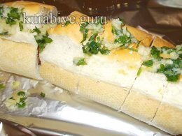 Чесночный багет с сыром и курицей 