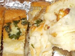 Чесночный багет с сыром и курицей 