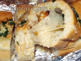 Чесночный багет с сыром и курицей 