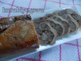Рулет з рульки запечений в духовці