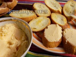 Бутерброды  с креветочным маслом и икрой мойвы 