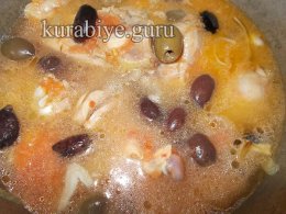 Курка тушкована з оливками та лимоном 