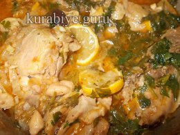 Курка тушкована з оливками та лимоном 