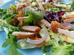 Простий салат з копченою куркою