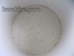 Меренговий рулет з полуницею