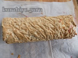 Меренговий рулет з полуницею