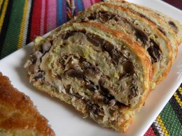 Закусочний рулет із кабачків з грибами