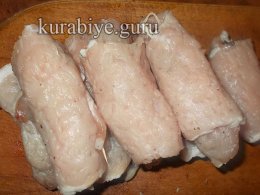 Крученики зі свинини з грибами у духовці