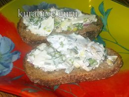 Закуска из солёной сельди с яблоком и сметанной заправкой