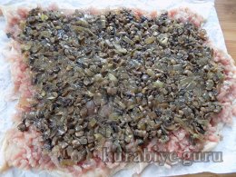 М’ясний рулет з грибами у курячій шкірці 