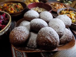 Пісні пампушки з сухофруктами на Різдво 