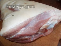Свиняча рулька запечена з соусом у духовці