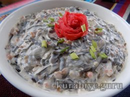 Салат із морської капусти з копченою рибою
