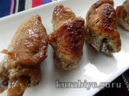 Крученики зі свинини з чорносливом і яблуками