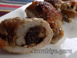 Крученики зі свинини з чорносливом і яблуками