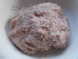 Фрикадельки з квасолею у томатному соусі