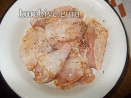 Курка тушкована у пряному соусі