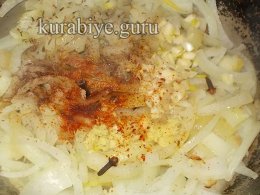 Курка тушкована у пряному соусі