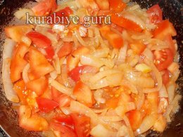 Курка тушкована у пряному соусі