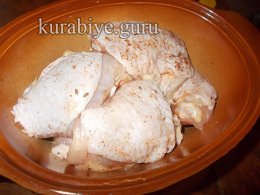 Курка тушкована у пряному соусі