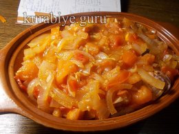 Курка тушкована у пряному соусі