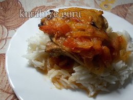 Курка тушкована у пряному соусі
