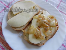 Грінки з карамелізованою цибулею та сиром