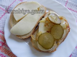 Грінки з карамелізованою цибулею та сиром