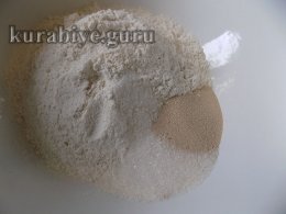Чесночные булочки с копчёной грудинкой и сыром
