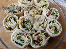 Чесночные булочки с копчёной грудинкой и сыром