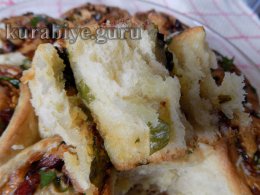 Чесночные булочки с копчёной грудинкой и сыром