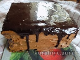 Шоколадний торт зі сливами 