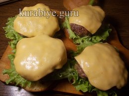 Бургер с тушеным в пиве луком