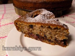Сливовий пиріг з горіхами та шоколадом 