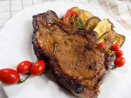 М'ясо запечене у духовці з овочами і зеленим соусом 