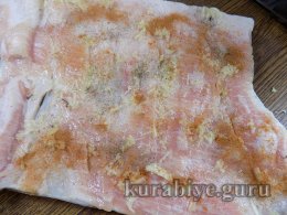 Рулет із тонкого сала  у духовці