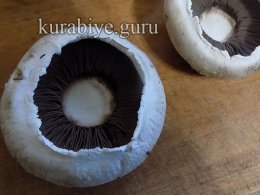 Шампіньйони Капрезе з часниковим маслом 