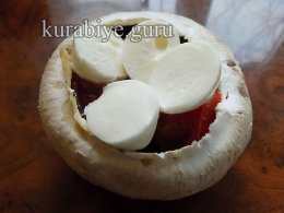 Шампіньйони Капрезе з часниковим маслом 