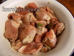 Свинина тушеная с овощами и грибами в горшочке
