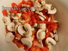Свинина тушеная с овощами и грибами в горшочке