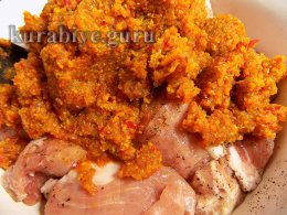 Свинина тушеная с овощами и грибами в горшочке