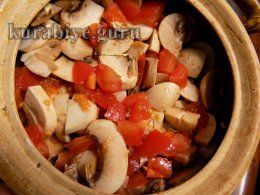 Свинина тушеная с овощами и грибами в горшочке