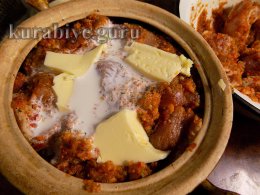 Свинина тушеная с овощами и грибами в горшочке