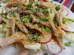 Весняний салат з копченою куркою