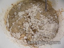 Медовий пиріг з горіхами на чаю 
