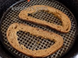Грінки з сиром і яйцем на сковороді