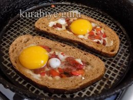 Грінки з сиром і яйцем на сковороді