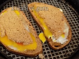Грінки з сиром і яйцем на сковороді
