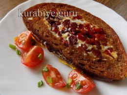 Грінки з сиром і яйцем на сковороді
